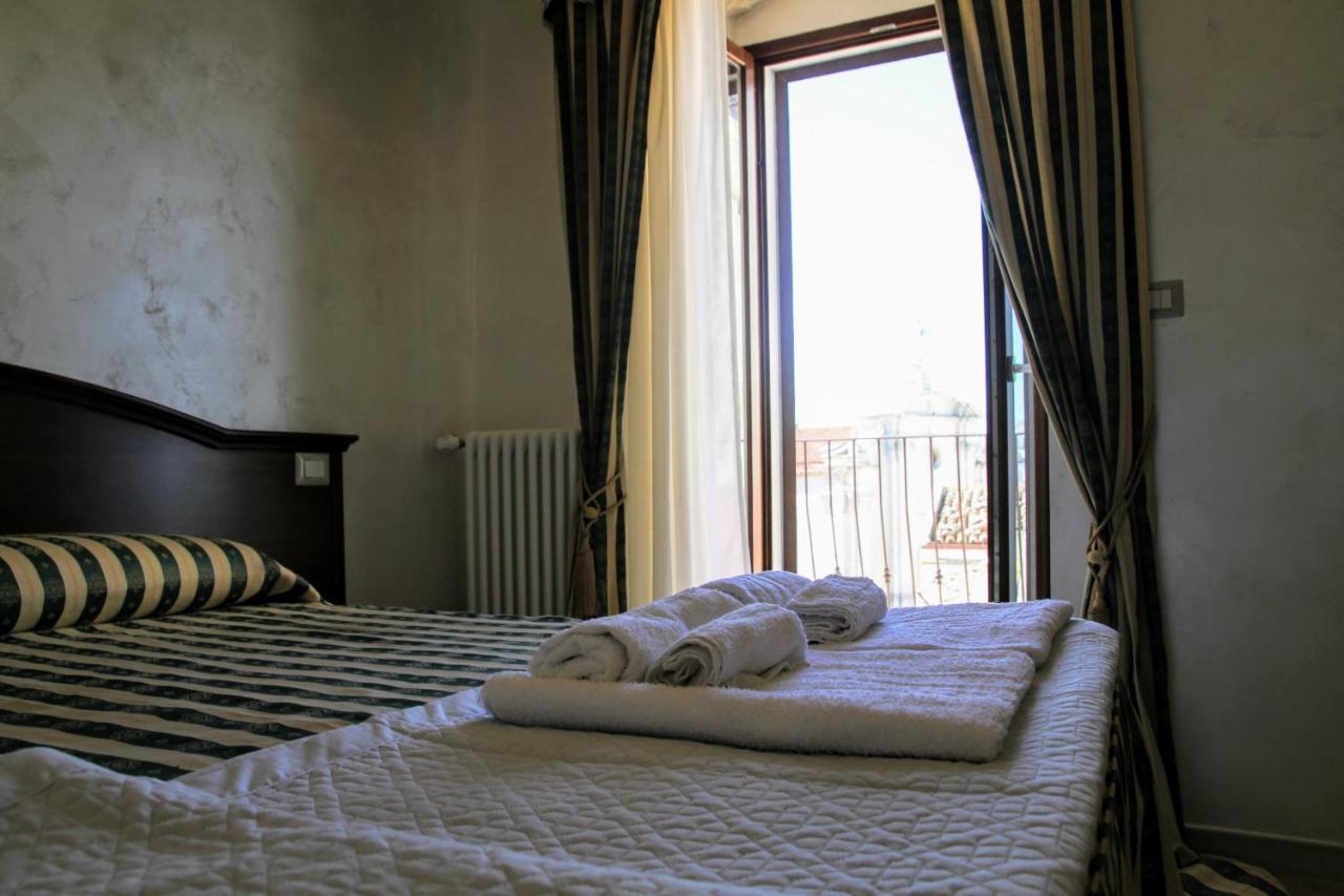 Rooms Dimora Arco - Affitti Brevi Italia Monte SantʼAngelo Εξωτερικό φωτογραφία