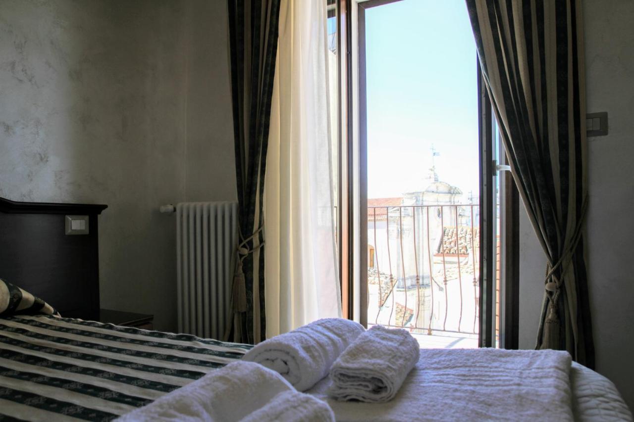 Rooms Dimora Arco - Affitti Brevi Italia Monte SantʼAngelo Εξωτερικό φωτογραφία